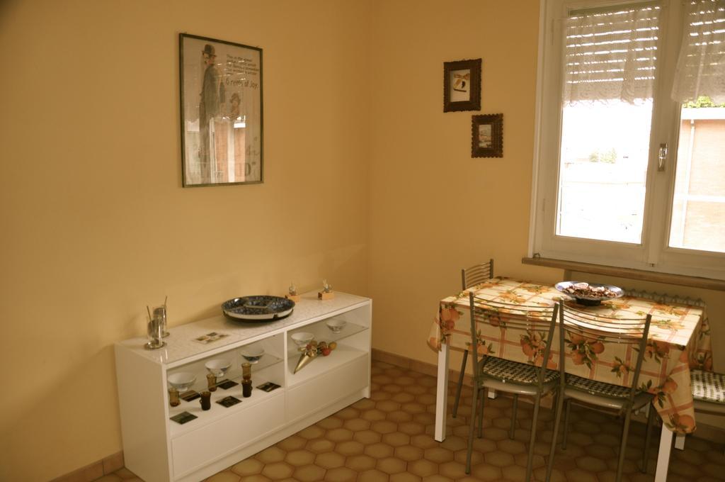 Apartment Montebello Parme Chambre photo